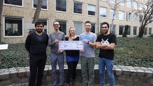 The team from TU Berlin and DFKI shows their award