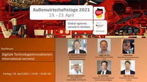 Das Bild zeigt den Flyer der Außenwirtschaftstage. Links im Bild steht das Motto der Veranstaltung: Digitale Innovationstechnologien: international vernetzt. Rechts davon sind die Teilnehmer zu sehen.  