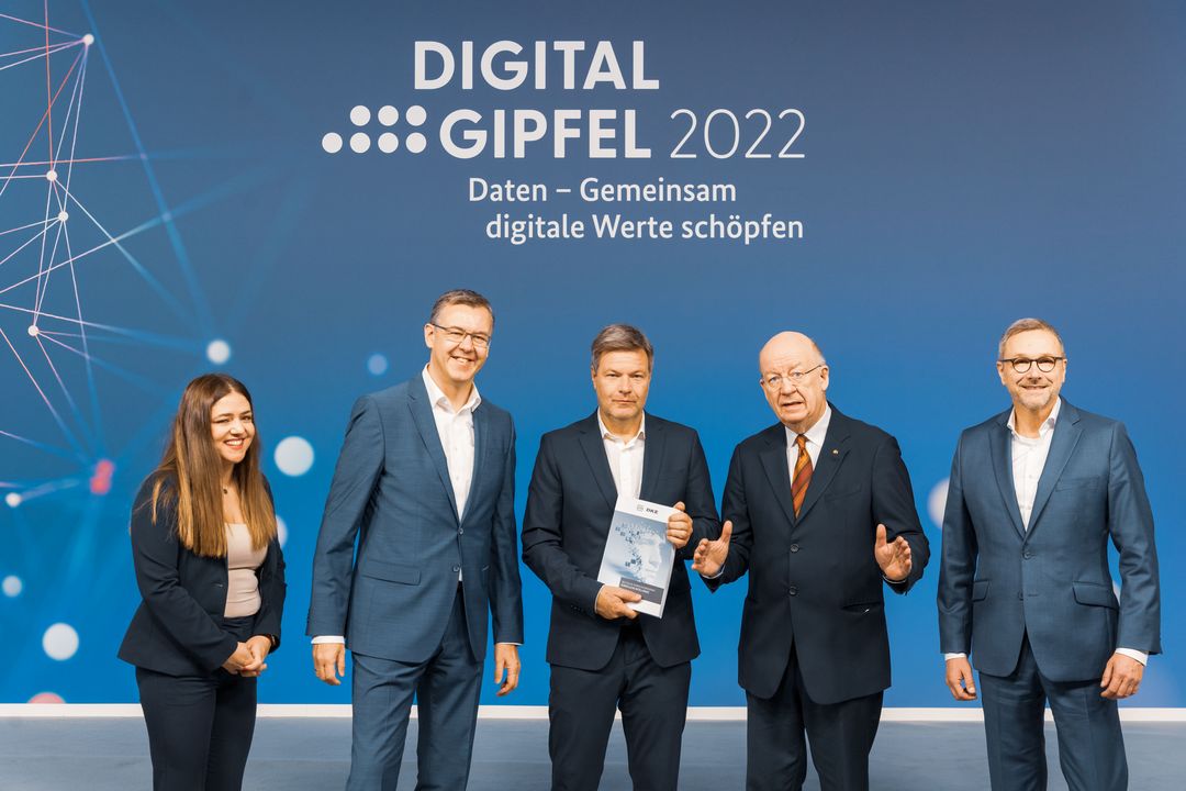 Gruppenfoto: (v.l.n.r.): Filiz Elmas, Leiterin Strategische Entwicklung Künstliche Intelligenz bei DIN, Christoph Winterhalter, Vorsitzender des Vorstandes von DIN, Robert Habeck, Vizekanzler und Bundesminister für Wirtschaft und Klimaschutz, Prof. Dr. Wolfgang Wahlster, CEA des Deutschen Forschungszentrums für Künstliche Intelligenz (DFKI) und Michael Teigeler, Geschäftsführer Deutsche Kommission Elektrotechnik Elektronik Informationstechnik in DIN und VDE (DKE).