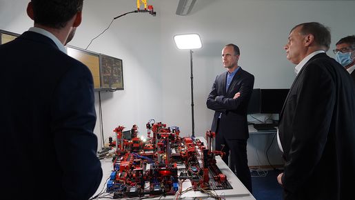 Clemens Hoch zu Besuch im IOT-Labor – Demonstration Fabriksimulation 