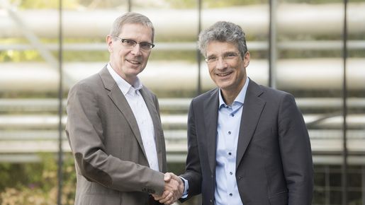 Es ist besiegelt: Das DFKI Niedersachsen wird ein dauerhafter und vollwertiger Standort neben Kaiserslautern, Saarbrücken und Bremen. Darüber freuen sich Professor Dr. Joachim Hertzberg (links), Sprecher des Labors, und Professor Dr. Antonio Krüger, DFKI Geschäftsführer. 