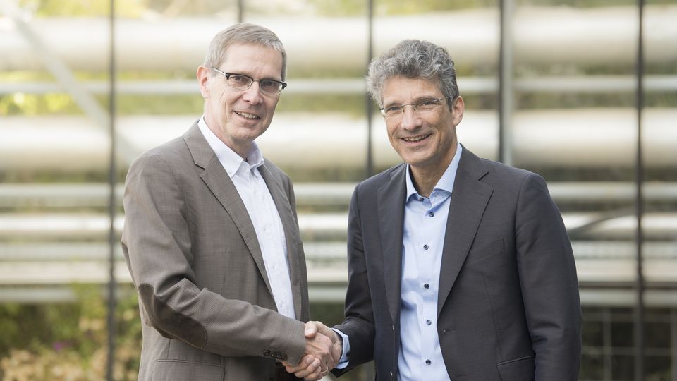 It's official: DFKI Niedersachsen will become a permanent and fully-fledged location alongside Kaiserslautern, Saarbrücken and Bremen. Professor Dr. Joachim Hertzberg (left), current and future director in Lower Saxony, and Professor Dr. Antonio Krüger, DFKI CEO, are pleased about this. 