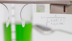 Blick durch die Datenbrille mit eingeblendeter Formel
