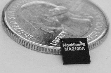 Zum Größenvergleich eine Münze und der Chip von Movidius