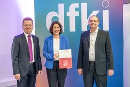 Foto der Bescheiduebergabe