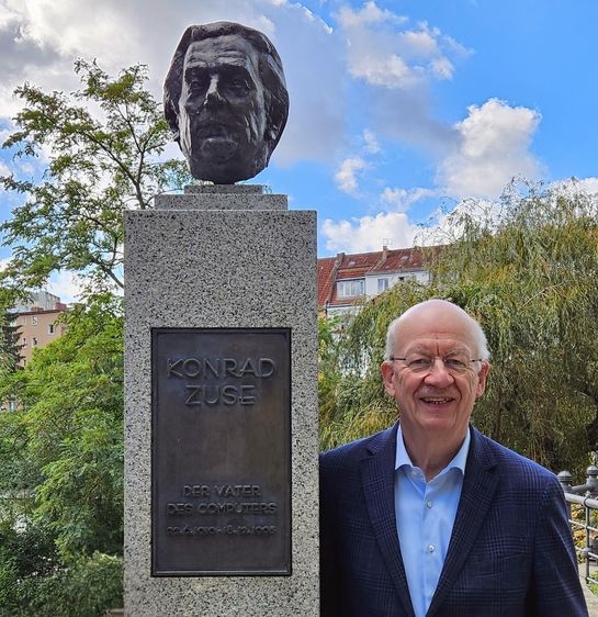 Prof. Wolfgang Wahlster an der Porträtbüste von Konrad Zuse, die ein Teil der Denkmalanlage 
