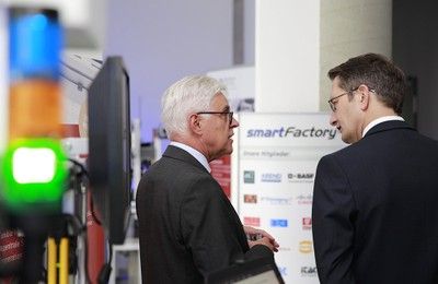 Prof. Zühlke mit MDir Schnorr in der SmartFactory-KL