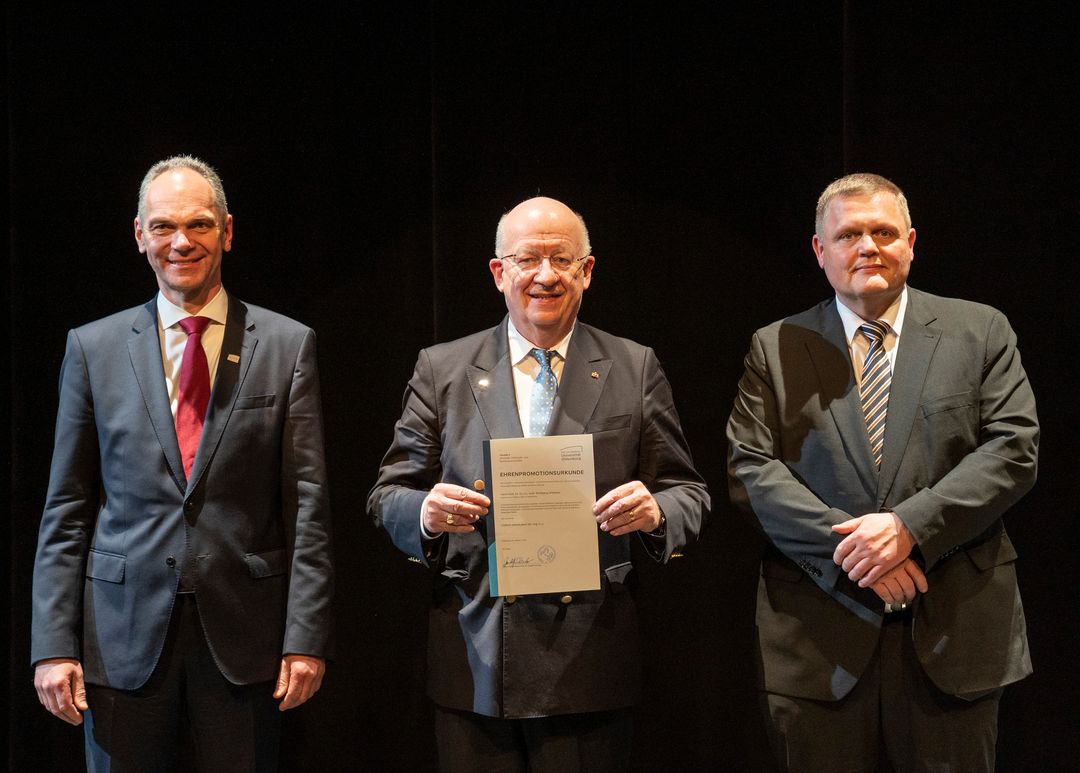 Universitätspräsident Ralph Bruder (links) und Dekan Rudolf Schröder (rechts) gratulierten Wolfgang Wahlster zur Ehrendoktorwürde. Foto: Stephan Walzl, Theaterfotograf, Oldenburgisches Staatstheater