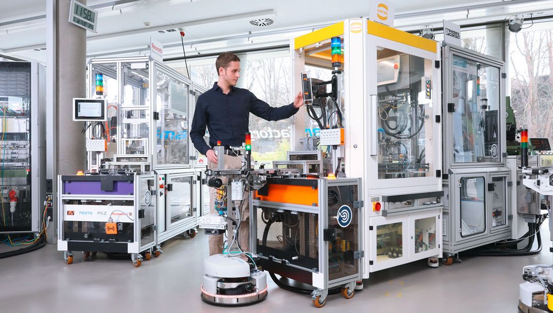 Werker in der Produktion mit Robotino