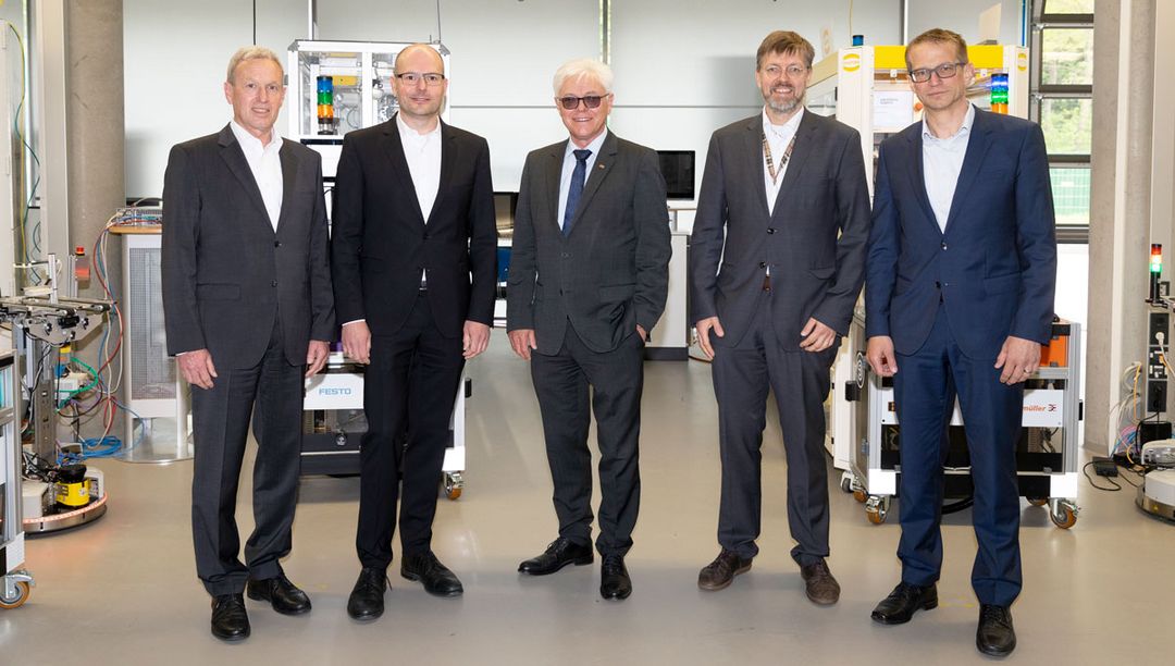 Gruppenbild des Vorstands in der SmartFactory-KL