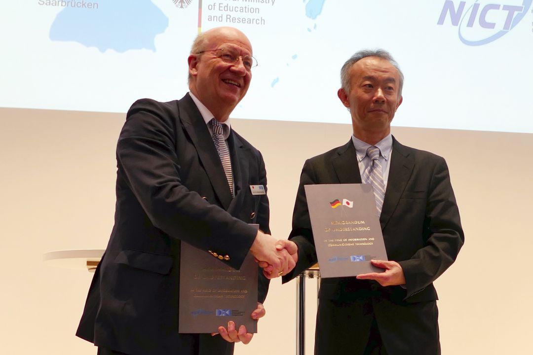 Prof. Wolfgang Wahlster und Taihei Kurose mit den signierten Memoranden of Understanding