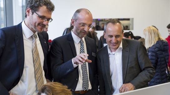 Prof. Kuhn, Prof. Dengel und Minister Wolf im iQL.