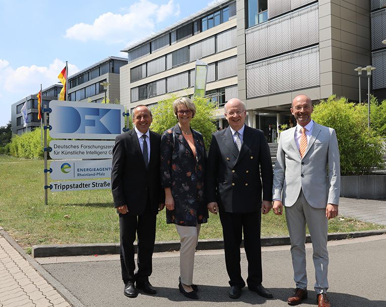 Minister Wolf, Bundesministerin Karliczek, Prof. Wahlster und Prof. Dengel vor dem DFKI-Gebäude in Kaiserslautern.