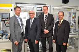 Siemens investiert in die Zukunftsforschung – Sachspende an die SmartFactory-KL