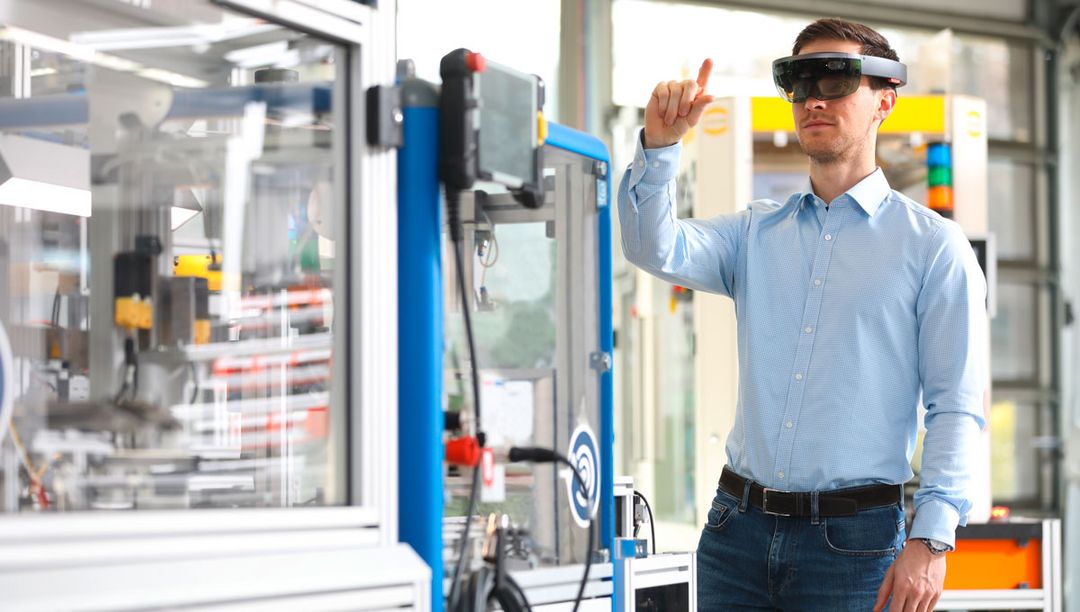 Mann interagiert mit Hololens