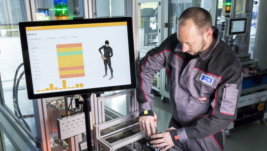 Body tracking with the help of a sensor suit