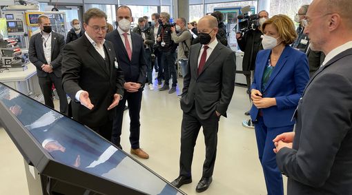 Prof. Ingo Timm präsentiert Bundeskanzler Olaf Scholz das Projekt AScore