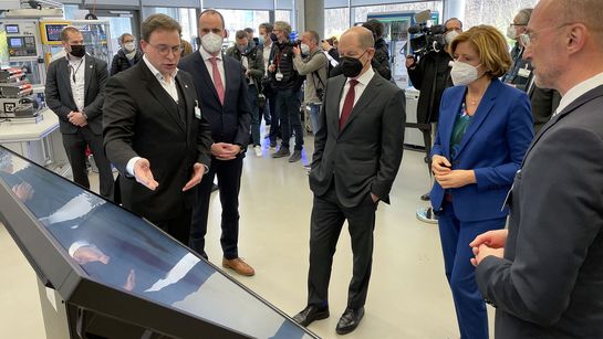 Prof. Ingo Timm presenting AScore to Chancellor Olaf Scholz