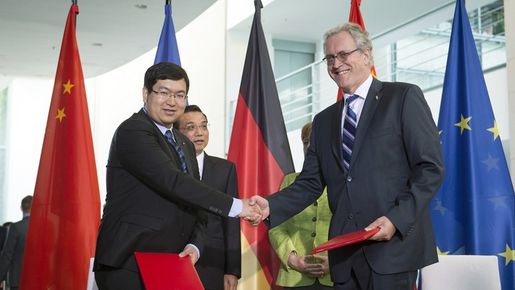 Shaking Hands nach der Unterzeichnung: Dr. Yan Cui, CEO 4DAGE, und Dr. Walter Olthoff, CFO DFKI