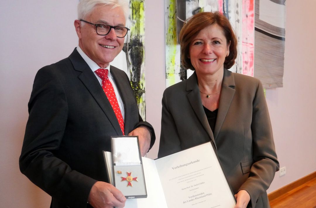 Prof. Zühlke und Ministerpräsidentin RLP Malu Dreyer mit Urkunde und Landesverdienstorden.