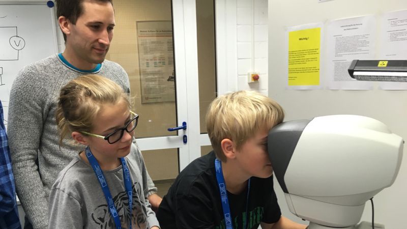 Impressions of the 2018 autumn internship: children try out the various technical devices in the electronics lab