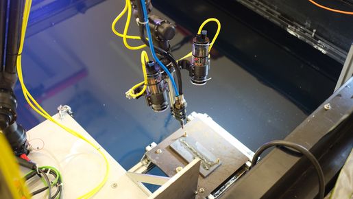 Roboter und Schweißnaht, hier eine Auftragsnaht in Wannenlage, nach einem Versuch. Versuchsaufbau im Schwarzen Becken (20m / 3,4m x 2,6m x 2,5m)