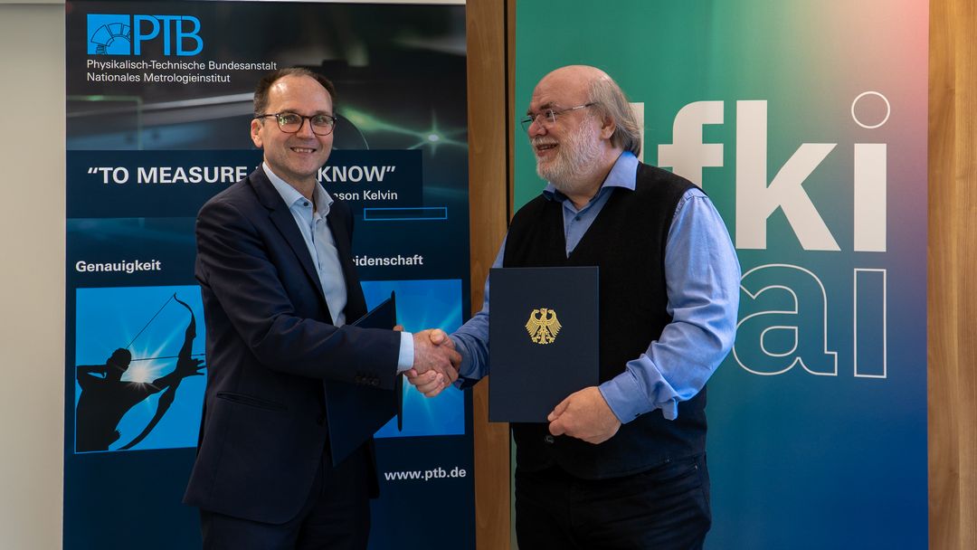 Handshake zwischen Prof. Tobias Schäfftler, PTB und Prof. Philipp Slusallek, DFKI