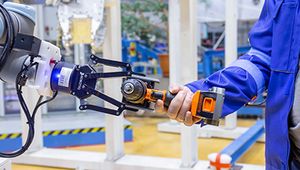 HM 2019: Nieten, schrauben, kleben im Flugzeugbau – Smarte Mensch-Roboter-Teams meistern agile Produktion