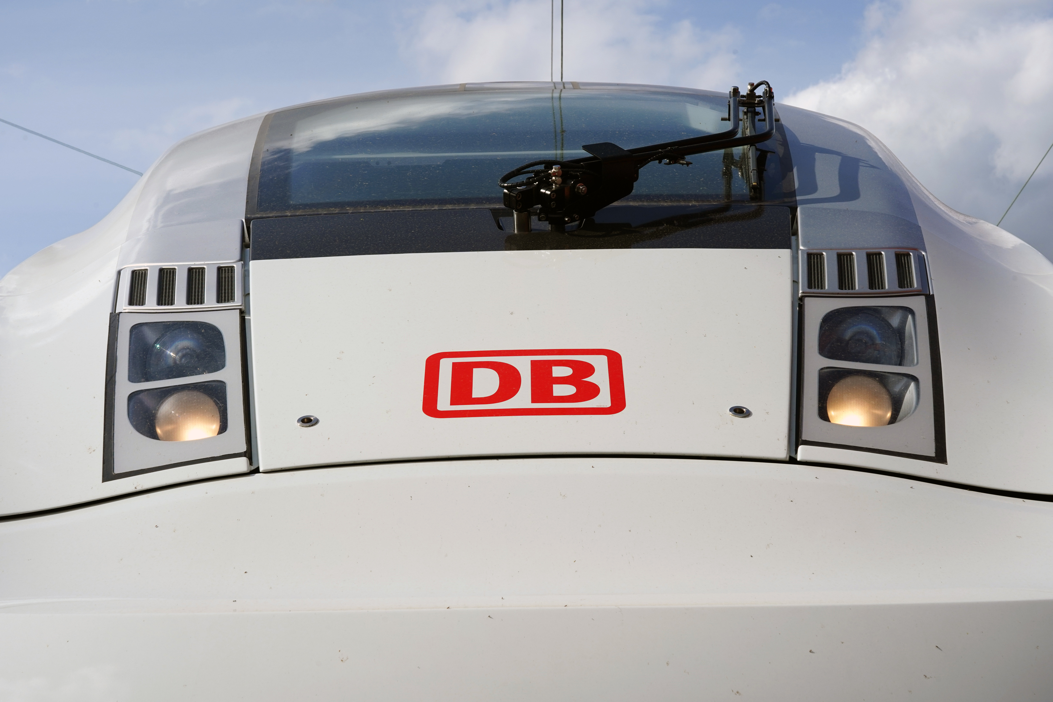 Frontalansicht ICE-Zug mit DB-Logo.