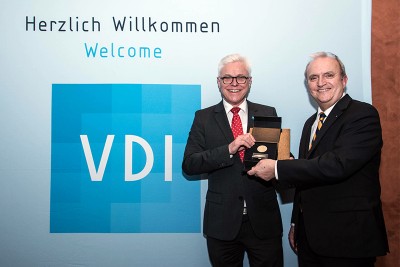 Prof. Detlef Zühlke (r.) und Prof. Udo Ungeheuer 