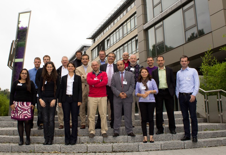 Gruppenbild vor dem DFKI-Gebäude